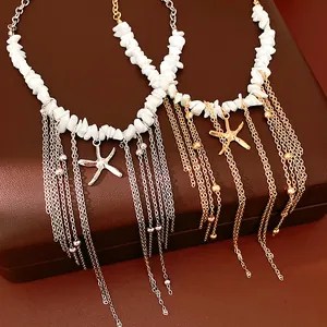 Dettaglio collana in pietre bianche stile boho con ciondolo a stella marina e catenine