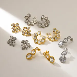 Detailansicht verschiedener Ohrstecker aus Edelstahl mit 18 Karat Gold und Zirkonia