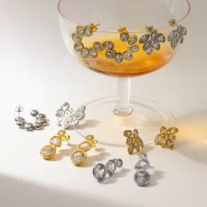Hochwertige Blatt-Ohrstecker aus Edelstahl mit funkelnden Kristallen an einem Glas