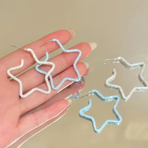 Vista dettagliata di eleganti orecchini a cerchio a stella con trama a vernice stropicciata.