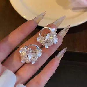 Orecchini a Cerchio Romantici in Rame a Cesto di Fiori per Donna Cavi con Perle Artificiali e Zirconia Gioielli