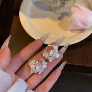Eleganti orecchini a cerchio floreali con perle e design a cesto traforato.