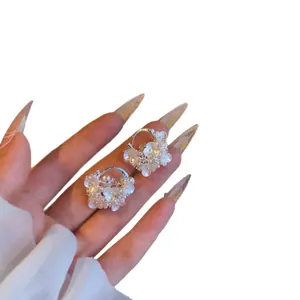 Eleganti orecchini a cerchio a cesto di fiori con perle bianche e cristalli brillanti