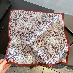 Carré de soie élégant avec imprimé floral rétro et insectes et bordure rouge foncé