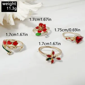 Vista detallada de un juego de 4 anillos de aleación dorada con flores y corazones