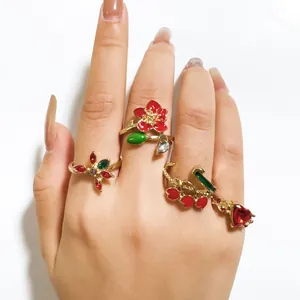 Detalle de cerca del juego de cuatro anillos florales dorados usados en el dedo