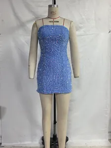Detailansicht eines himmelblauen Pailletten-Minikleids an einer Schaufensterpuppe