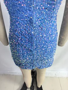 Detaillierte Makroansicht der funkelnden himmelblauen Pailletten auf einem Partykleid