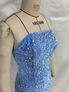 Detaillierte Seitenansicht eines himmelblauen Pailletten-Schlauchkleides auf einer Puppe