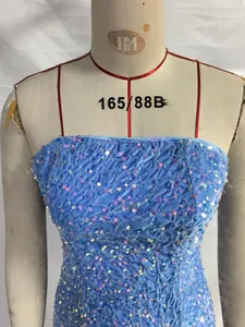 Detailansicht eines hellblauen Paillettenkleides mit trägerlosem Design für Partys