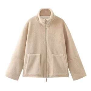 Comfortabel beige damesjack van lamswol fleece met een hoge kraag en handige voorzakken