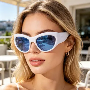 Gros plan d'un modèle portant des lunettes de soleil sportives blanches et bleues.