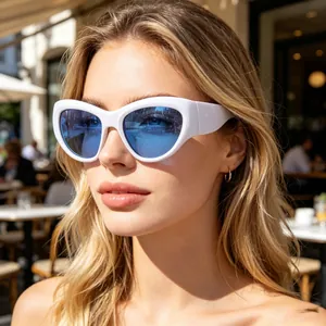 Gros plan de lunettes blanches avec verres miroirs bleus sur un modèle féminin