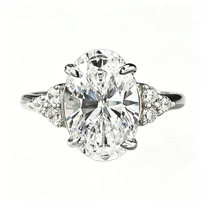 Elegante anello di fidanzamento con diamante simulato ovale e pietre laterali in argento.