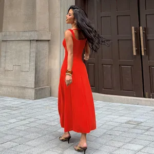 Élégante robe longue rouge sans manches avec un dos nu sexy pour les femmes modernes.