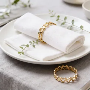 Ronds de serviette élégants en métal doré en forme de cœur pour une décoration de table romantique