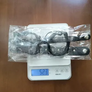 Détail de la mesure du poids de 52,3 g pour le lot de 4 bracelets punk à tête de mort
