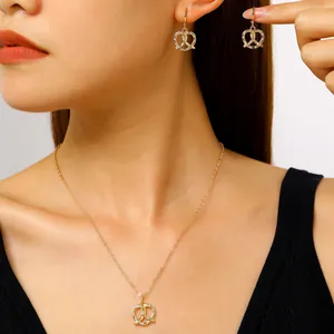 Collana con Ciondolo a Nodo di Cuore Pretzel di Nicchia di Lusso Leggero in Lega di Zinco con Strass per Donna