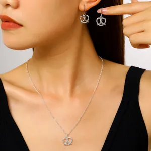 Elegante set di collana e orecchini a forma di pretzel in argento per donna moderna