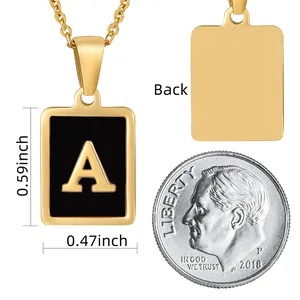 Collier carré en acier inoxydable plaqué or 18K avec initiale 'A' et comparaison de taille