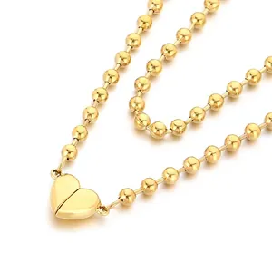 Collana a doppio strato con grani in acciaio inox e chiusura a cuore magnetico dorato.