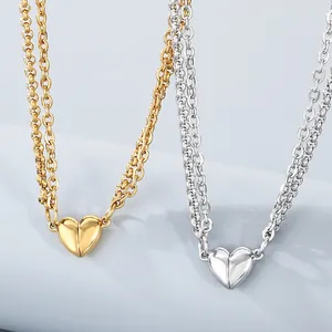 Dettaglio di collane in acciaio inossidabile oro e argento con fermagli magnetici a cuore