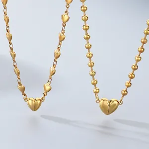 Primo piano di una collana in acciaio inox con chiusura magnetica a cuore e perline.