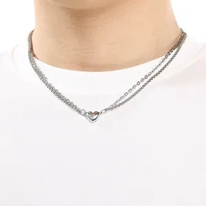 Dettaglio di una collana a doppio strato in acciaio inossidabile con cuore magnetico.