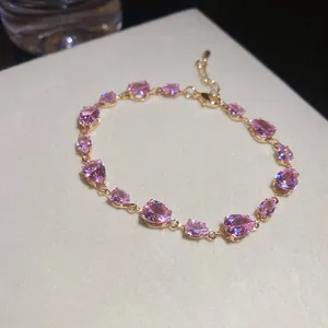 Eleganter vergoldeter Armreif im französischen Stil mit funkelnden rosa Zirkonia