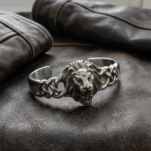 Primo piano di un bracciale a polsino vintage in acciaio al titanio con testa di leone