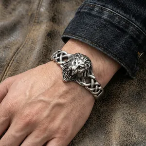 Primo piano di un bracciale a polsino con testa di leone in acciaio inossidabile argento