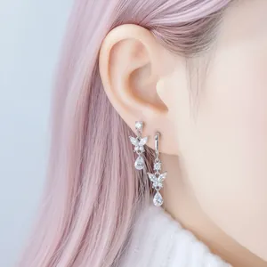 Elegantes pendientes de mariposa con circonitas de gota en oreja de modelo plata.