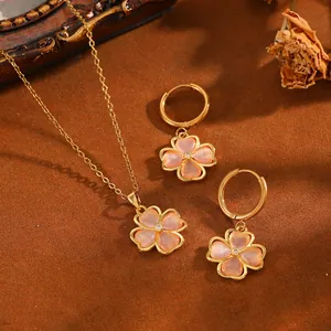 Vergoldetes Halsketten- und Ohrring-Set mit vierblättrigem Kleeblatt und rosa Steinen