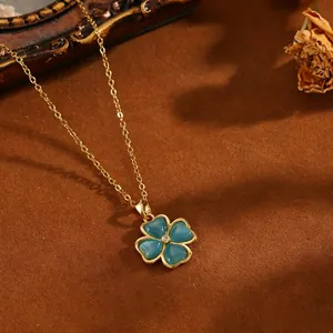 Elegante vergoldete Halskette mit vierblättrigem Kleeblatt-Anhänger und blauen Steinen