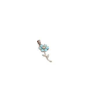 Süßer Zirkonia-Sonnenblumen-Anhänger mit hellblauen Blütenblättern und silbernem Stiel