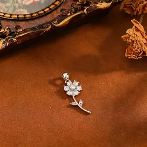 Detailansicht eines Sonnenblumen-Anhängers mit Zirkonia-Besatz und Silber-Finish.