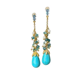 Vintage etnische oorbellen met turquoise druppels, parels en kwastjes-stijl.