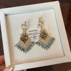 Gedetailleerd overzicht van vintage kristallen kwastjes oorbellen in boho-stijl