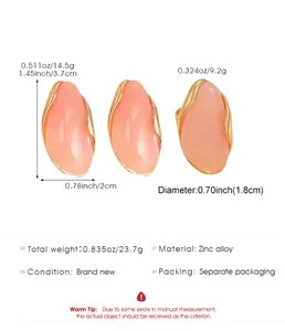 Detail-Infografik mit Größen und Gewichten für das rosa ovale Ohrring- und Ring-Set