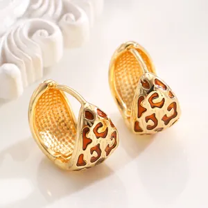 Detailaufnahme von Vintage Goldohrringen mit braunem Leopardenmuster Emaille