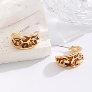 Detailansicht der goldenen Creolen mit Vintage-Leopardenmuster und Maillard-Finish