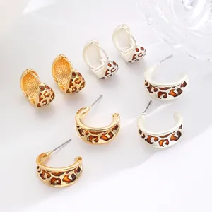 Nahaufnahme von Vintage-Ohrringen mit Leopardenmuster in Gold- und Silberoptik