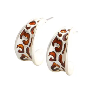 Detailansicht der Vintage-Maillard-Ohrringe mit Emaille-Inlay im Leopardenmuster.