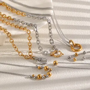 Détail de colliers en acier inoxydable bicolores plaqués or 18 carats, style gourmette
