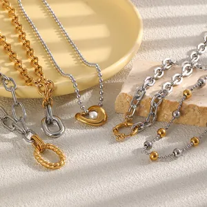 Détail montrant les textures métalliques mixtes de colliers en acier doré 18K