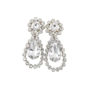 Elegante Tropfenohrringe mit glänzenden Kristallen und Blumenstecker für den Brautschmuck