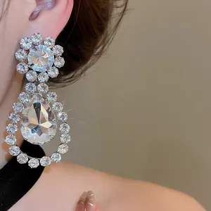 Nahaufnahme von luxuriösen Tropfen-Ohrringen mit funkelnden Strass-Blumendetails