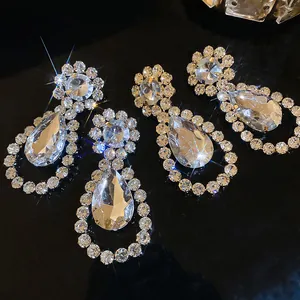 Luxuriöse silberne Tropfenohrringe mit Strass-Pavé und großen klaren Kristallen