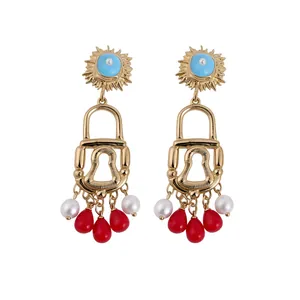 Eleganti orecchini vintage a forma di lucchetto con perle e nappine rosse