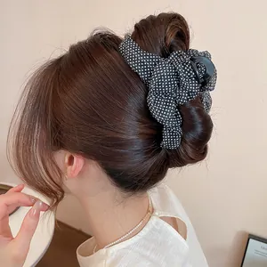 Elegante pinza para el pelo tipo tiburón en tela plisada con lunares para moños